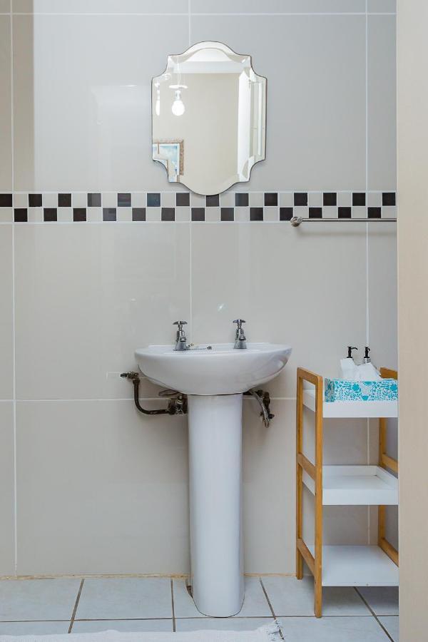 7 On Annandale B&B East London Buitenkant foto